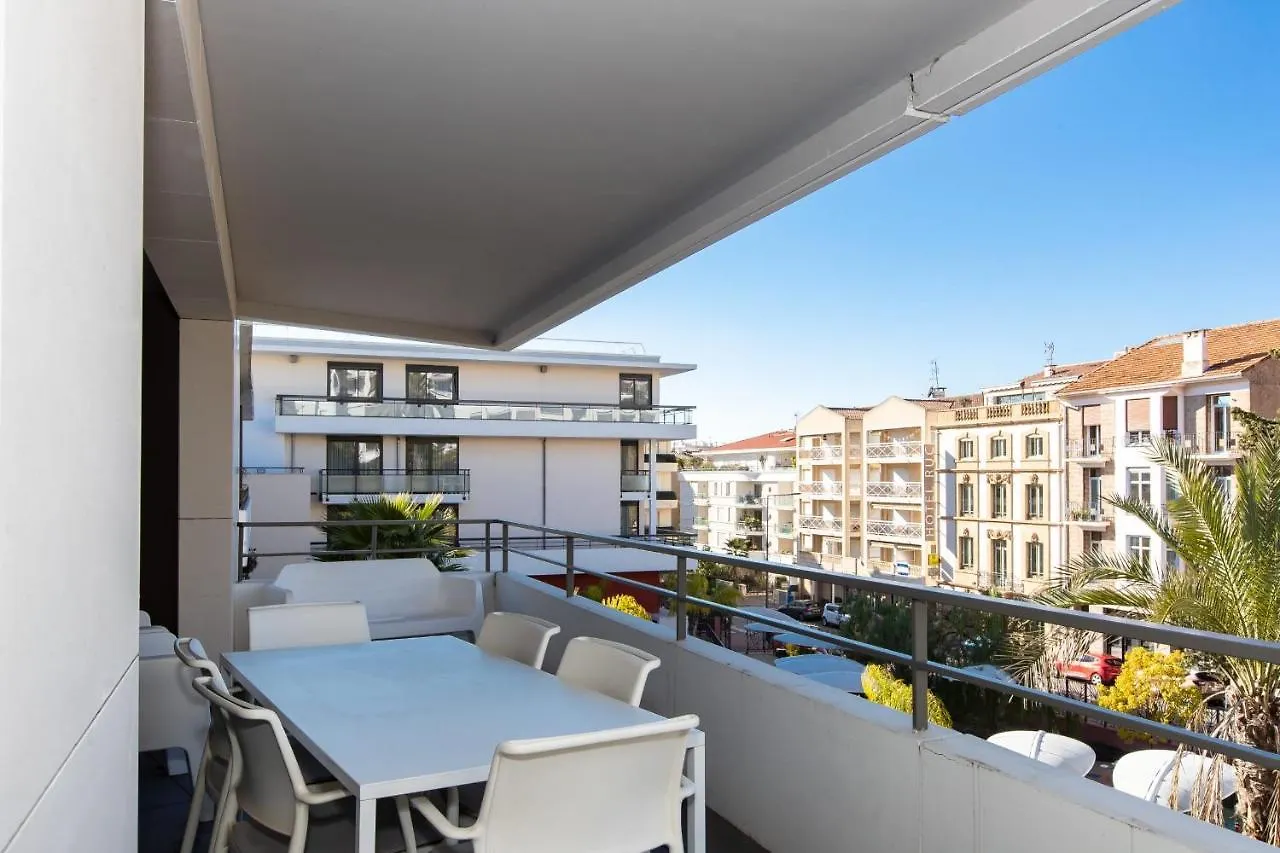 Renovated 2-Br Apartment With Terrace And Pool Cannes 0*,  Francia