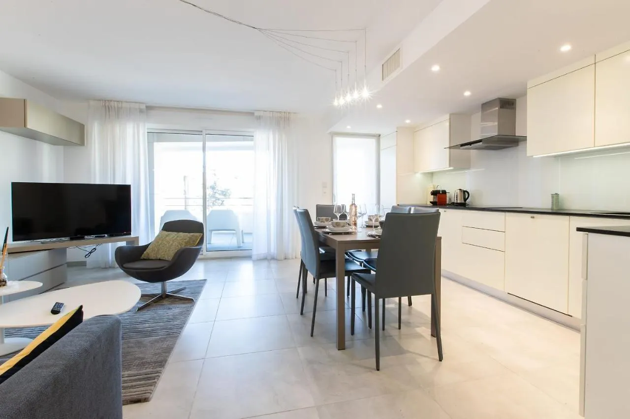 Renovated 2-Br Apartment With Terrace And Pool Cannes